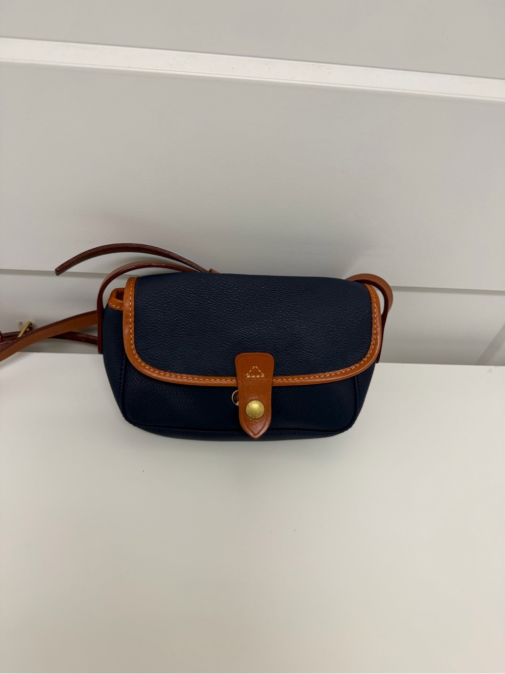 Vintage Dooney & Bourke Navy Crossbody Bag with Tan Trim - Picture 3 of 8